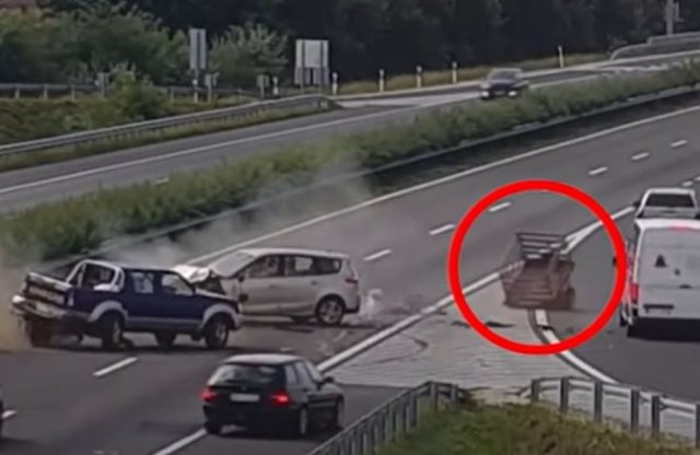 Döbbenetes balesetet rögzített a Magyar Közút kamerája!