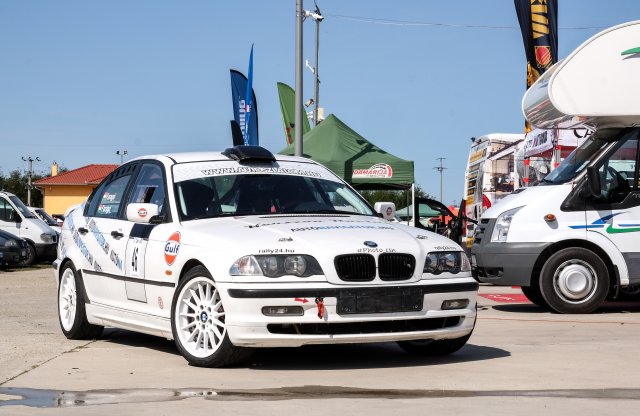 Versenyautóra kerültünk! – Ismerjétek meg Bubut, a pilótánkat