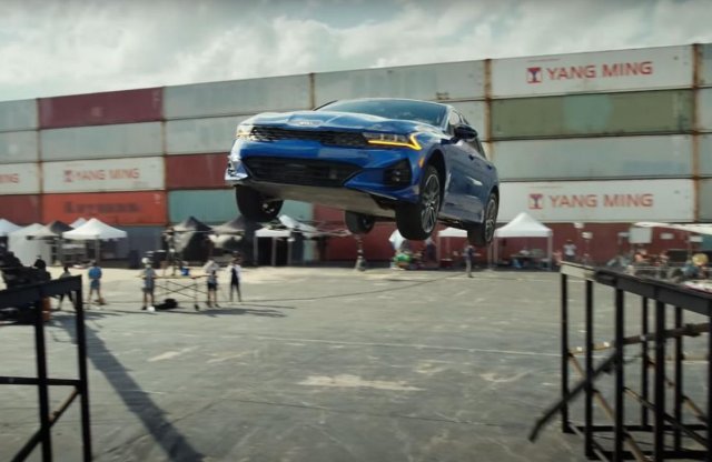 Kaszkadőrös ugratással reklámoz a Kia