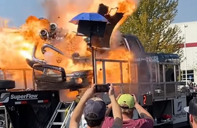 Ilyen, amikor egy 3000 lóerős pickup motorja felrobban