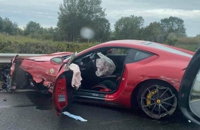 Ferrarit törtek össze az M3-as autópályán