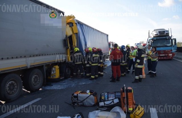 Videón, ahogyan a kamionjába szorult sofőrt kiszabadították