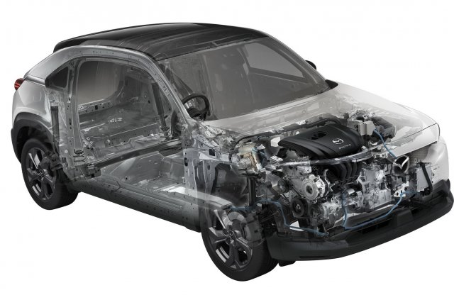 Benzinmotorral is bemutatták az első elektromosnak szánt Mazdát