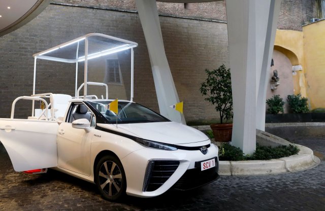 Üzemanyagcellás Toyota lett az új pápamobil