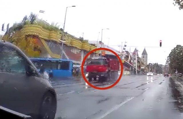 Piroson áthajtó teherautó gázolt robogóst a Váci úton