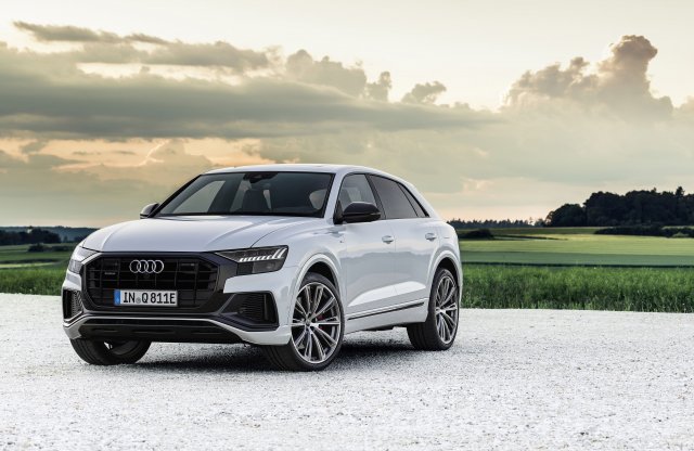 Nem egy, rögtön két hibriddel bővül az Audi Q8 kínálata