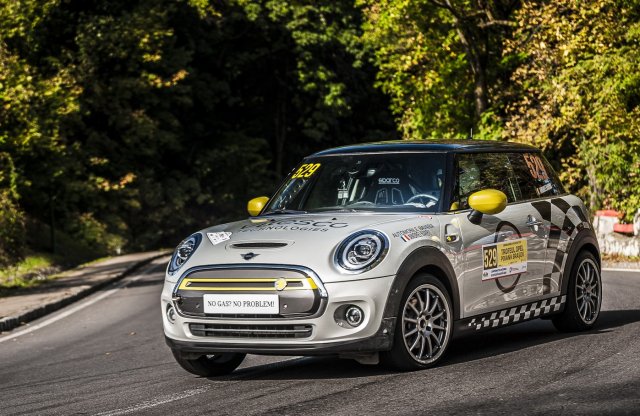 Ralin álltak rajthoz egy elektromos Minivel Romániában