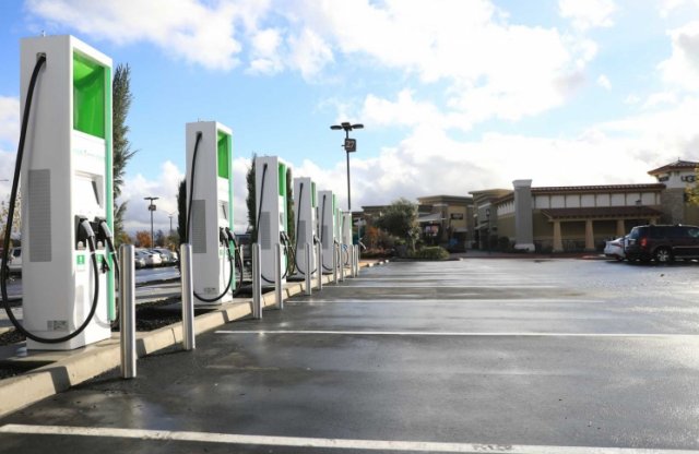 A Lexus első elektromos autója európai töltőhálózattal csábít