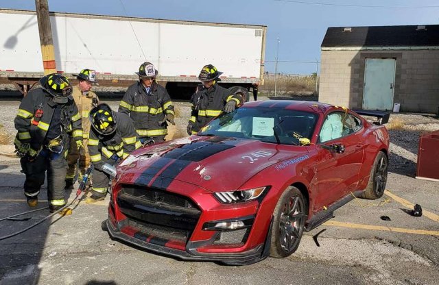 Még a tűzoltók szíve is fájt, de földarabolták ezt a Shelby-t