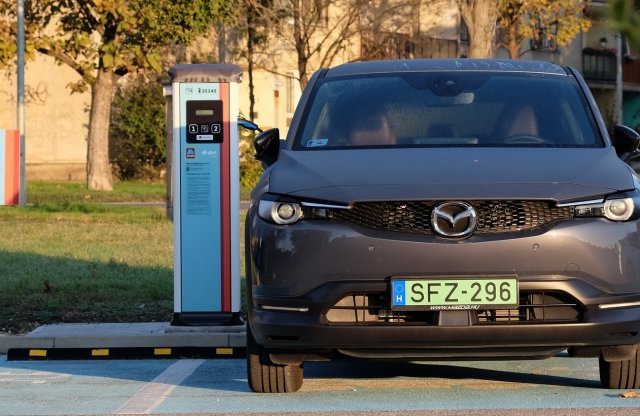 Fizetőssé válnak az E.ON töltőoszlopai