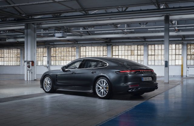 Visszatér a legdurvább Panamera, és nem szórakozik: 700 lóerős