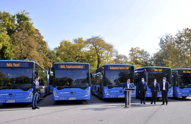 60 új Mercedes busz segíti a közlekedést az ország fejénél