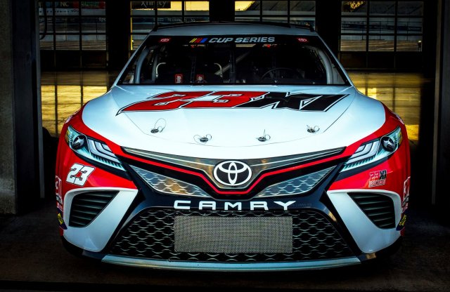 Michael Jordan belekóstol a NASCAR-ba egy Toyotával