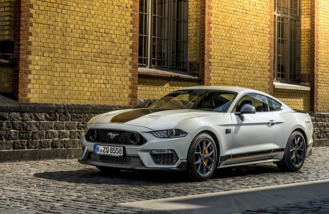 6,8 literes motort kaphat a Mustang?