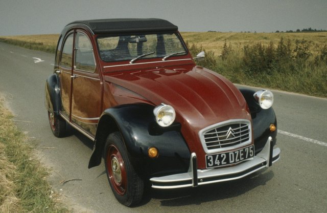 Negyven éves a kétszínű Kacsa, azaz a 2CV Charleston