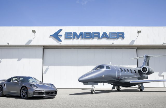 Ehhez a Porsche 911 Turbo S-hez egy magánrepülő is jár