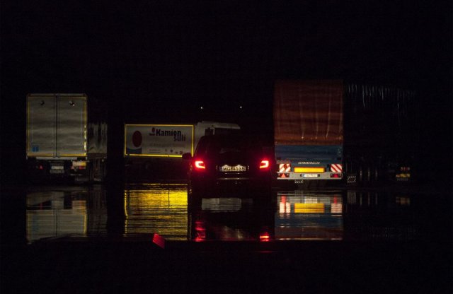 Olcsóbb benzin helyett kijárási tilalom jön szerdán