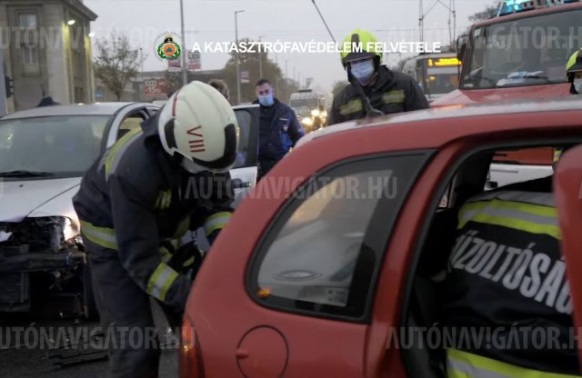 A csomagtartón keresztül kellett mentsenek a tűzoltók