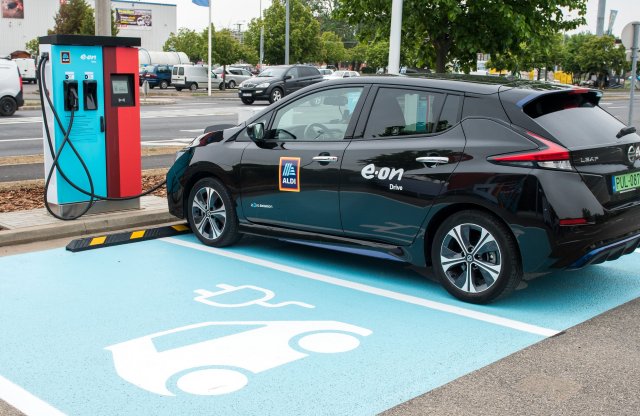 Már több mint 100 villanyautó-töltőt ad az ALDI és az E.ON