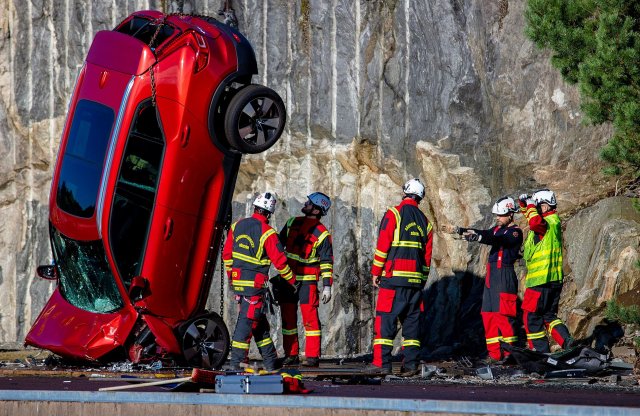Így néz ki egy új Volvo, miután 10 emeletet zuhant