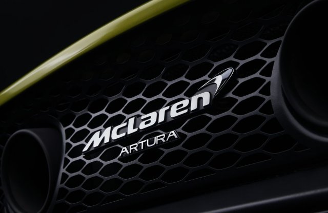 Már ismerjük az új hibrid McLaren nevét - és a kipufogóját