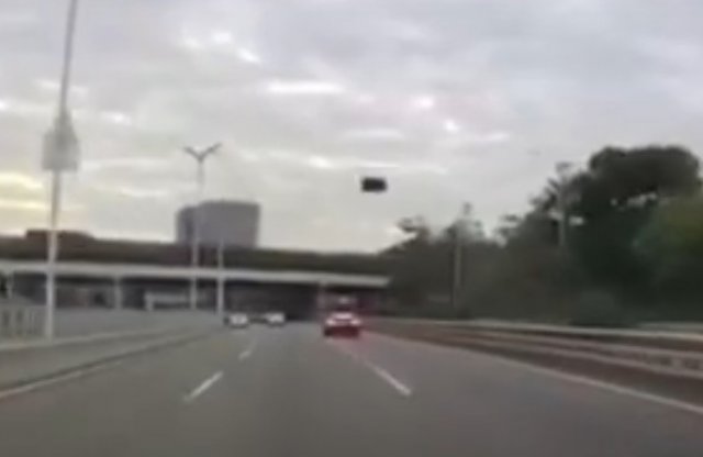 Így repül le egy Tesla üvegteteje menet közben