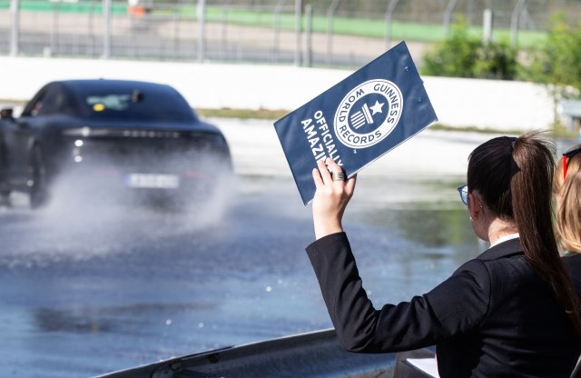 Ennyit még sosem drifteltek elektromos autóval