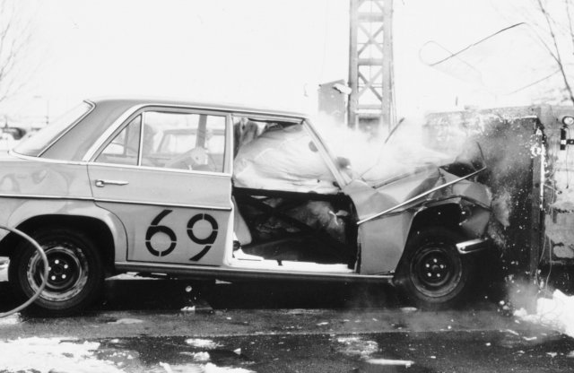 40 éve dobta piacra a Mercedes az első légzsákos S-osztályt