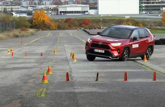 Látványos bukást produkált a Toyota RAV4 a jávorszarvas-teszten