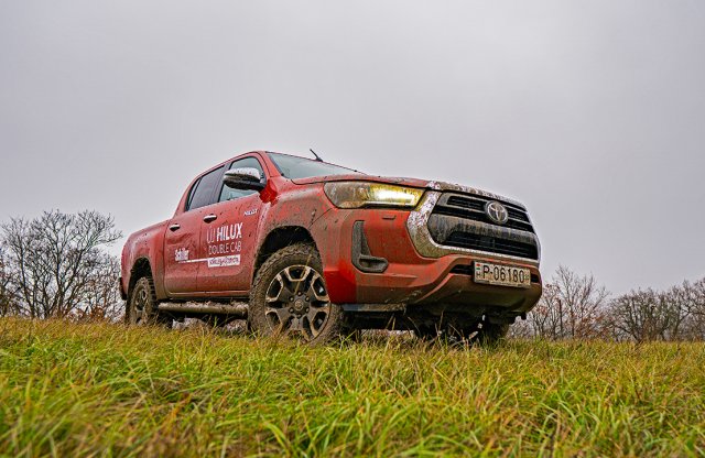 Mit keres és mit tud az új Toyota Hilux az erdőben? Mutatjuk!