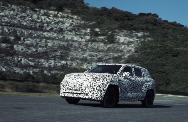 Irányváltás: már jövőre elektromos SUV-t hoz a Toyota is