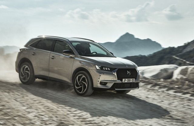 Szerethető hibrid meghajtást kapott a DS családi modellje
