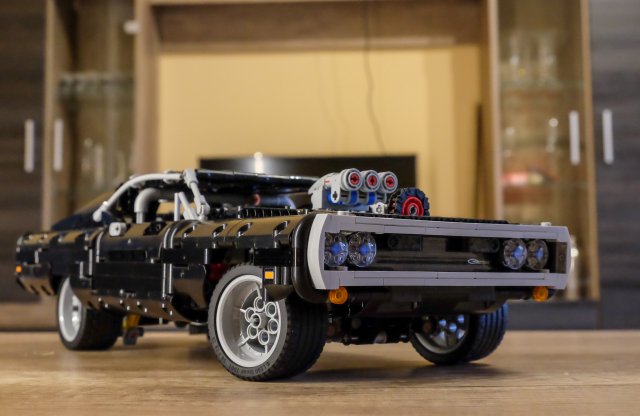 Pont befér a  fa alá – LEGO Dom’s Dodge Charger