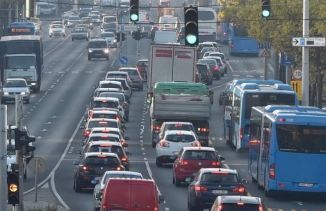 Változás az autósoknak: jövőre már a NAV szedi be a gépjárműadót