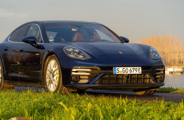 Itthon vezethettük a 700 lóerős, konnektoros Porsche Panamerát