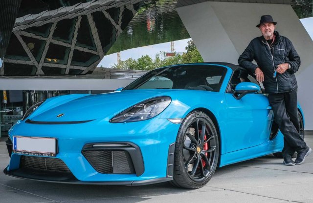 80 évesen vette meg a 80. Porschéjét