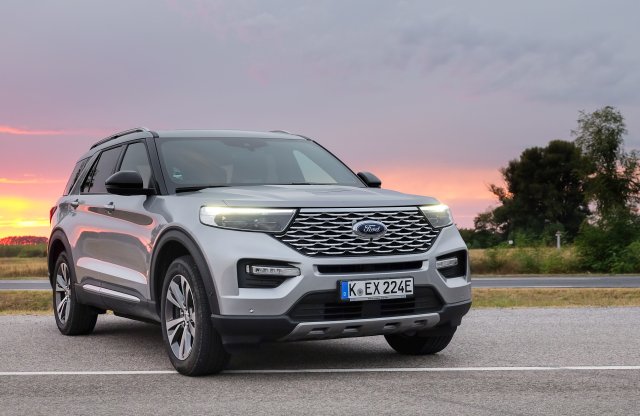 Visszahívják a Ford óriását, kilazulhat a motor rögzítése