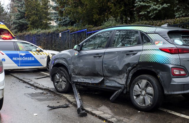 Újabb autómegosztós villanyautóval történt baleset Budapesten