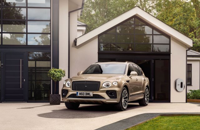 Bő egy év után frissül a Bentley hibrid óriása