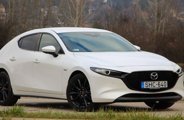 Ünnepi menü – 100. évfordulós Mazda3 Skyactiv-X180 teszt