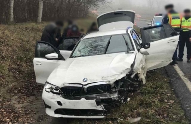 12-en ültek az M7-esen balesetező 3-as BMW-ben!