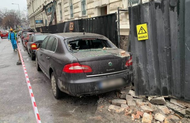 Parkoló autókban tett kárt egy budapesti építkezésen leomló fal