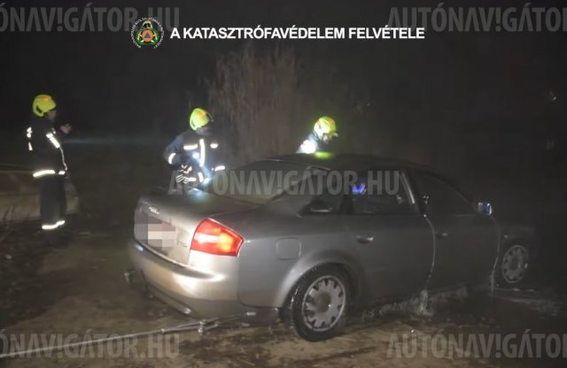 A Dunába süllyedt egy Audi Soroksárnál - videón a mentése