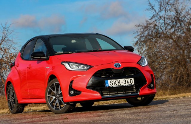 Olcsóbb a villanyautózásnál is? Új Toyota Yaris Hybrid teszt
