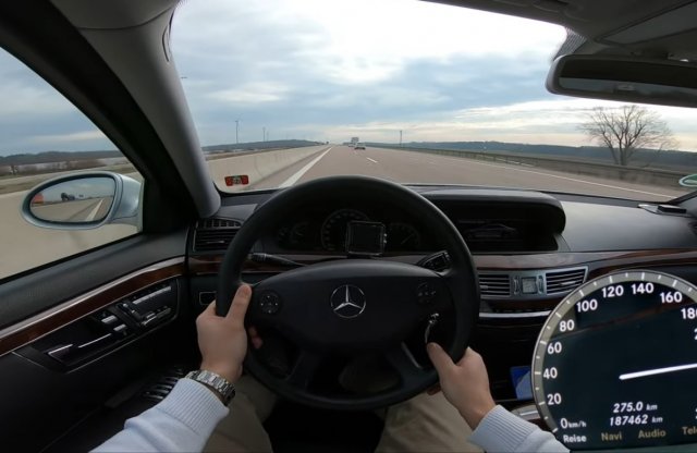 Így hasít egy 15 éves S-osztály az Autobahnon