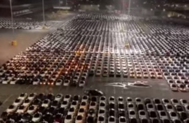 Diszkófény a parkolóban? Nincs buli, csak a Teslák frissülnek!