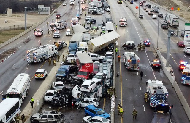 133 autó ütközött Texasban a csúszós út miatt