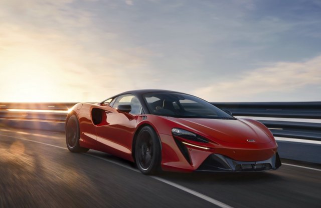 Csak előre! Konnektoros McLaren sportautó készült!