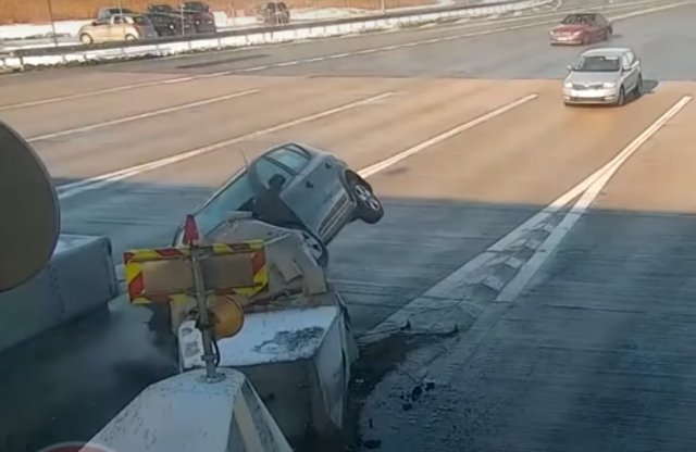 Telibe találta  a fizetőkapu elválasztóját egy autós