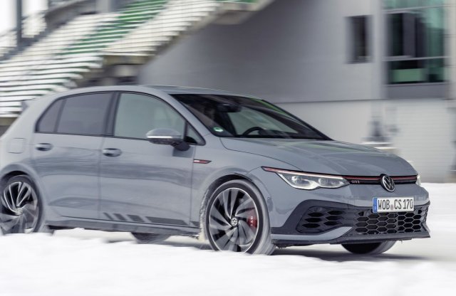 Ünnepi ruhába öltözött a Golf GTI